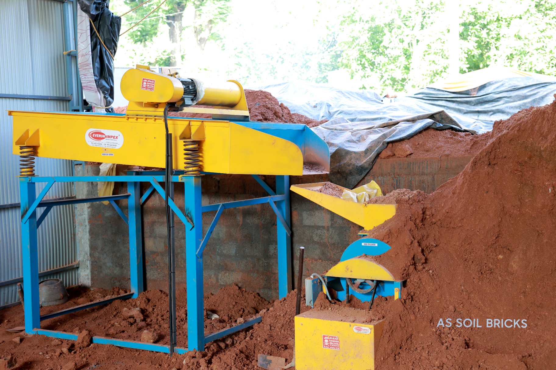 Soil sieving and crushing setup